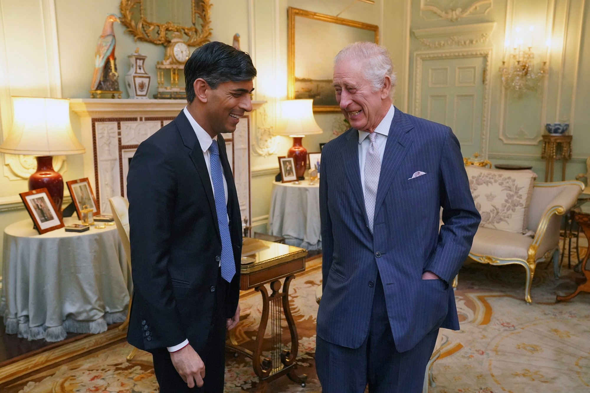 Britský kráľ Karol III. sa v stredu prvýkrát osobne stretol v Buckinghamskom paláci s britským premiérom Rishim Sunakom.