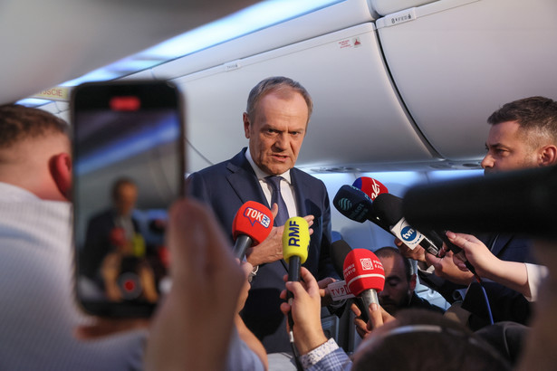 Premier RP Donald Tusk podczas konferencji prasowej na pokładzie samolotu rządowego, po powrocie do Warszawy, po nieformalnym szczycie Rady Europejskiej w Brukseli