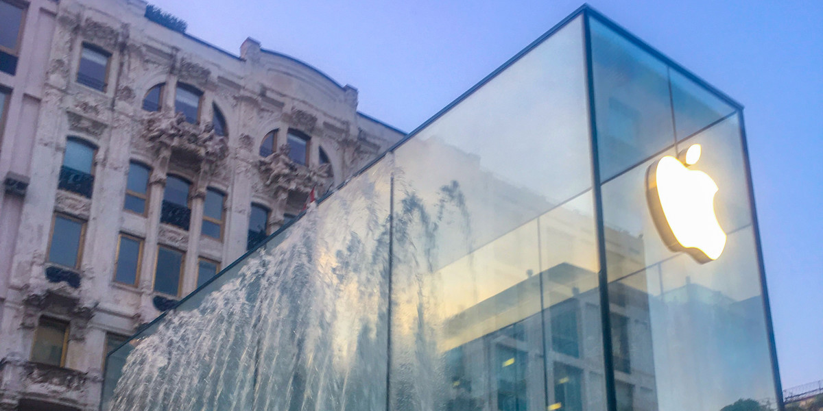 Do salonu Apple'a w Mediolanie wchodzi się poprzez szklaną bryłę obok któej stoi fontanna.