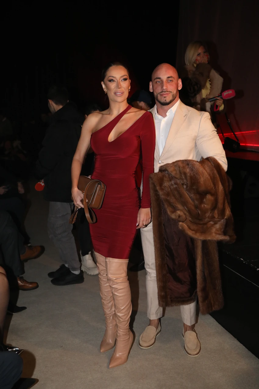 Tea Tairović sa mužem na Emininom koncertu, veliki izrez u prvom planu: Tu su i njene koleginice