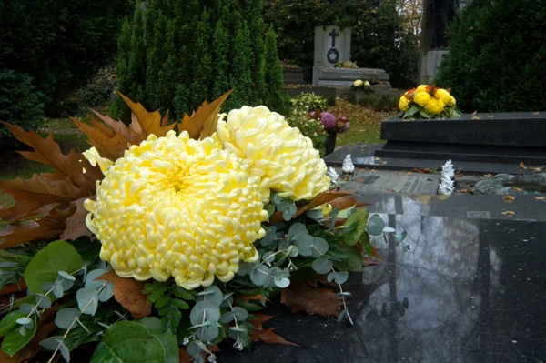 Wiazanki I Stroiki Na Swieto Zmarlych Jakie Kwiaty Na Cmentarz Dom