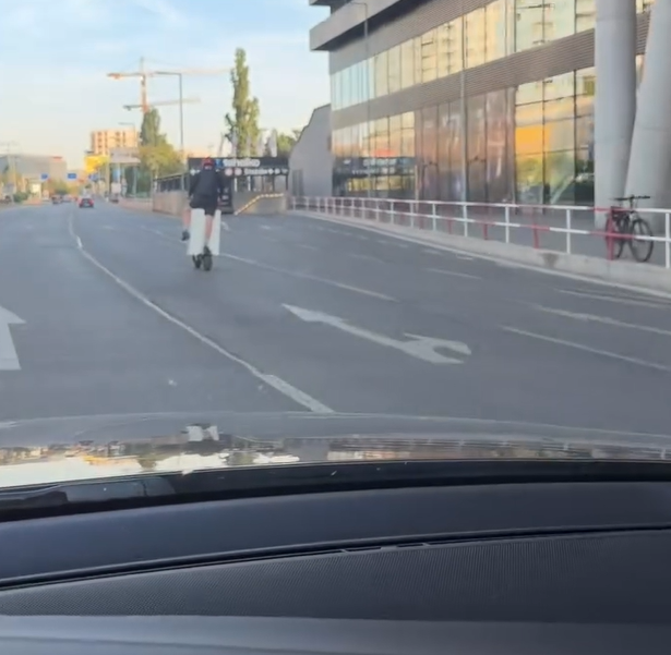 Muž prevážal na kolobežke chladničku.