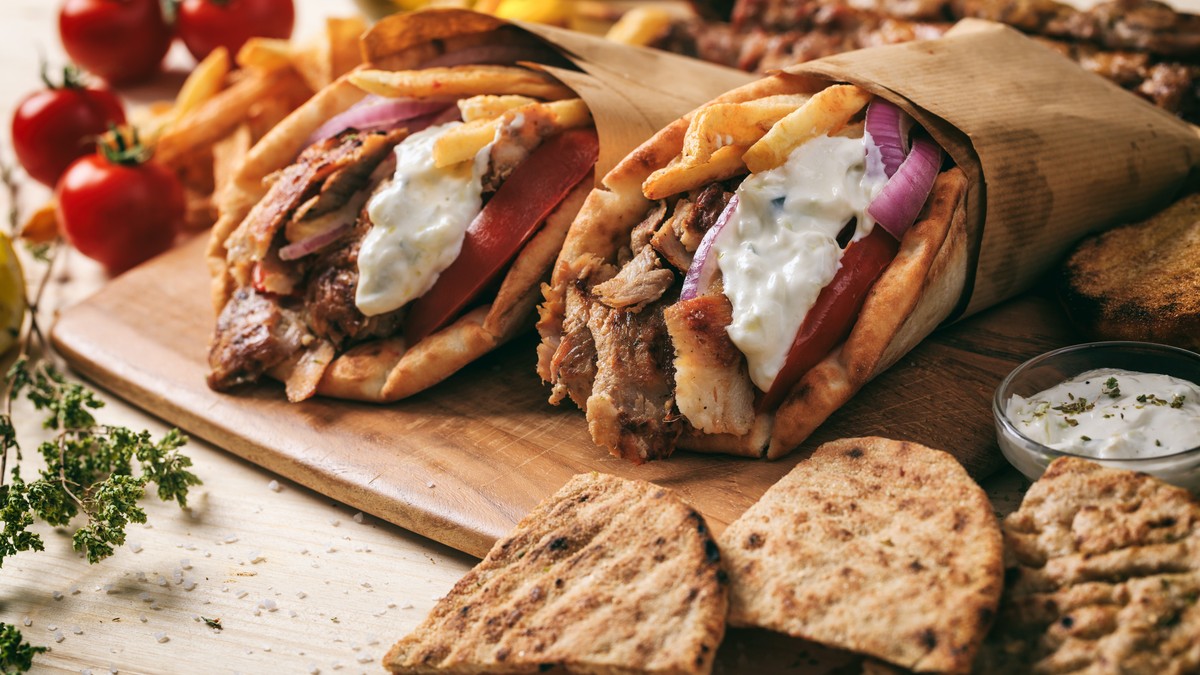 Vlasnik grčkog restorana podelio recept za originalni beli sos koji ide u giros
