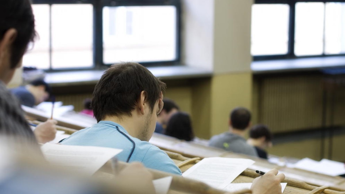 Rezygnacja z drugiego kierunku studiów może być kosztowna. Osoby, które przyjęto na studia dzienne na uczelni publicznej po 1 października ubiegłego roku zapłacą za naukę, nawet jeśli przerwą kształcenie. Niektórzy studenci mogą być zaskoczeni stawkami - ich uczelnie określą je dopiero za kilka miesięcy.