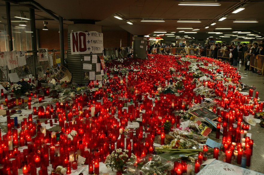 Dziesiątki zniczy, rysunków i wyrazów współczucia w holu dworca kolejowego Atocha po zamachach terrorystycznych z 11 marca 2004 r.