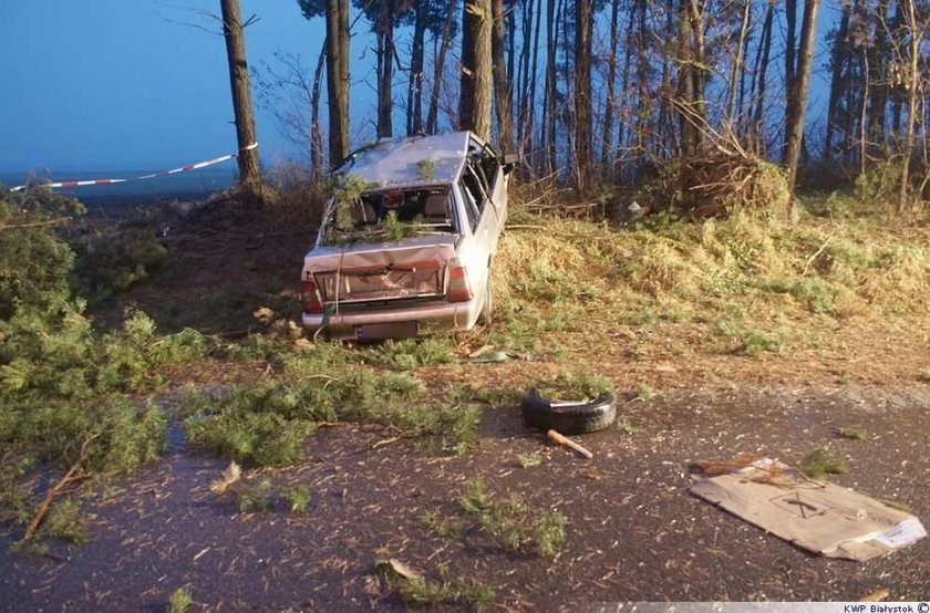 Polonez roztrzaskał się na drzewie. FOTO