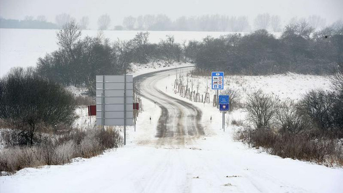 Mylił się Jerzy Stuhr w "Seksmisji", gdy po wyjściu z podziemi wołał: "Chodźmy na wschód! Tam musi być jakaś cywilizacja". Od granicy, gdzie kończą się pieczołowicie odśnieżone niemieckie drogi, po polskiej stronie rozpoczyna się bezkresna, biała równina. Tylko ślady kół wskazują, że biegnie tu jakaś szosa - pisze "Fakt".