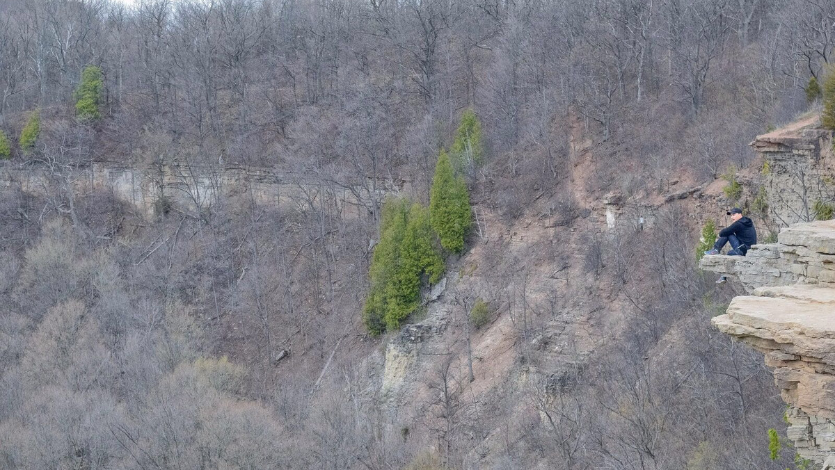 Dundas Peak to przepiękny punkt widokowy w Ontario, w Kanadzie, który odwiedza mnóstwo osób. Pewien turysta zrobił sobie tam zdjęcie i zamieścił je na swoim Instagramie. Kiedy jego kuzynka zobaczyła to zdjęcie, postanowiła wybrać się tam ze swoim przyjacielem i zrobić sobie bardzo podobne.