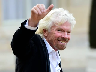 Richard Branson znany jest także z dzialalności pozabiznesowej. Należy do niego m.in. rekord świata w najszybszym pokonaniu amfibią kanału La Manche