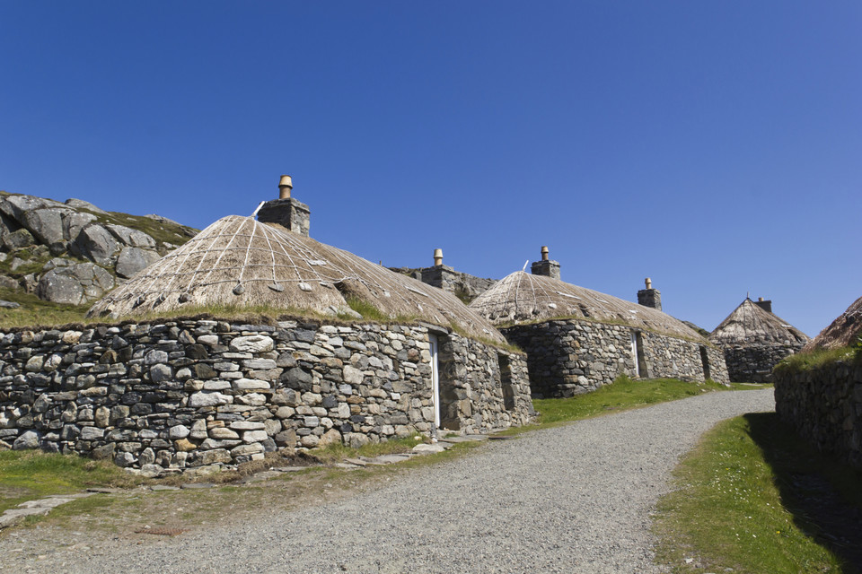 Lewis and Harris - Gearrannan Blackhouse Village (niewielka wioska z odrestaurowanymi, tradycyjnymi domami z kamienia)