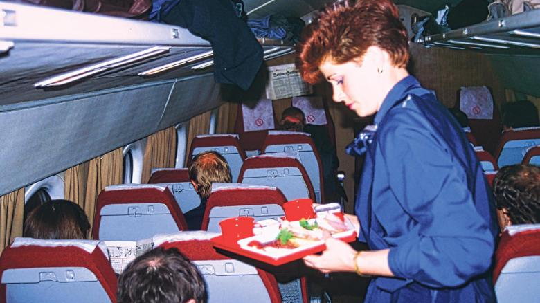 Czerwone siedzenia, czerwone plastikowe kubki i otwarty bagażnik: tak to wyglądało na pokładzie samolotu Interflug