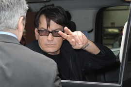 "Izgubio sam nevinost u 15. godini sa PRELEPOM PROSTITUTKOM, platio sam joj OČEVOM KARTICOM, plaćanje je trajalo duže od odnosa. Poveo sam i druga", kontroverazn glumac o svojoj šokantnoj prošlosti, sad živi u CELIBATU