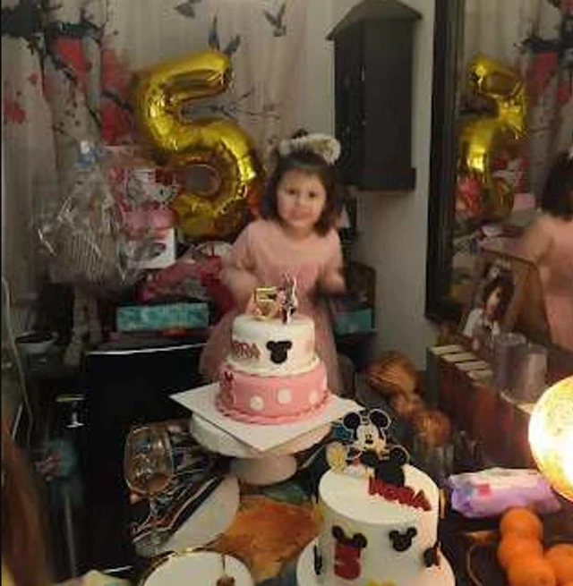 "JAKO MI TEŠKO PADA!" Aneli Ahmić PROPUSTILA ĆERKIN PETI ROĐENDAN: Fotografije male slavljenice raznežile javnost, sve je kao iz Diznijeve bajke (FOTO)