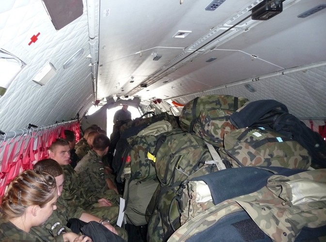 Polski Kontyngent Wojskowy służył w Siłach Międzynarodowych w Kosowie, w Republice Serbii, Byłej Jugosłowiańskiej Republice Macedonii i Republice Albanii oraz w Bośni i Hercegowinie. 

Polskie wojsko służyło w  operacji 'Joint Guardian' od 1999 r. Pierwsi byli żołnierze 18 batalionu desantowo-szturmowego. Rok później dołączył Polsko-Ukraiński Batalion (POLUKRBAT), wysłany tam z inicjatywy Ukrainy. 

PKW wchodził w skład Międzynarodowych Sił Zadaniowych Wschód, które oprócz jednostki polskiej tworzyli Amerykanie i Grecy. 
Do zada PKW należało monitorowanie sytuacji w pasie przygranicznym z dzisiejszą Macedonią, zapewnienie bezpieczeństwa na głównych drogach, demonstrowanie obecności wojsk KFOR, patrolowanie, a także zapobieganie przestępczości oraz wspieranie pomocy humanitarnej. 

Zdjęcie: www.22pkwkfor.wp.mil.pl