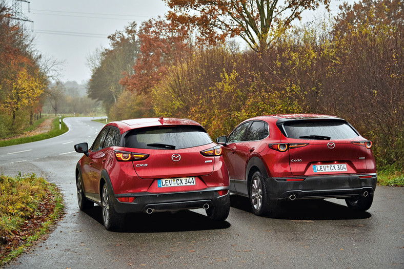 Porównanie 4 par SUV-ów: Mazda, Mitsubishi, Jeep i Volkswagen.