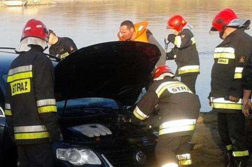 Samochód z rodziną wjechał do rzeki! Kierowca pomylił pedały...