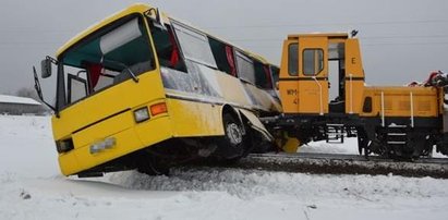 Autobus z dziećmi zderzył się z drezyną. 12 osób w szpitalu