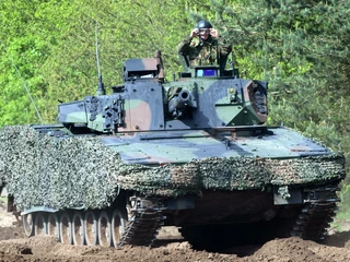 Wóz bojowy CV90, których kilkadziesiąt właśnie jest kierowanych na front, ze swoim szybkostrzelnym działem jest prawdziwym leśnym wojownikiem (fot. Armia Holenderska, domena publiczna)