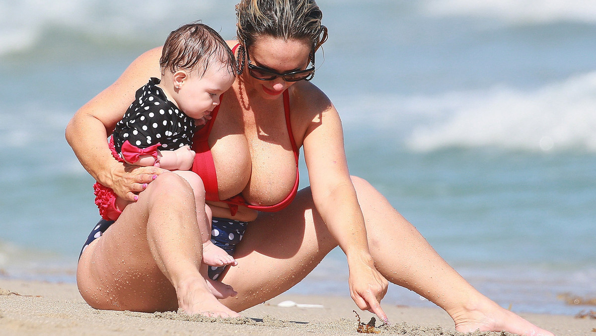 Coco Austin z córką Chanel Nicole Marrow na plaży w Miami