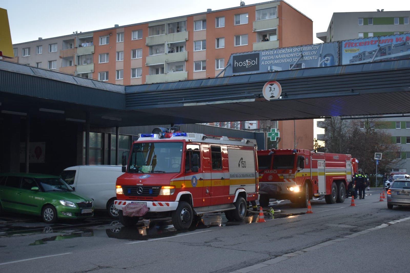 Hasiči v sobotu zasahovali pri požiari v potravinách v bratislavskej Rači.