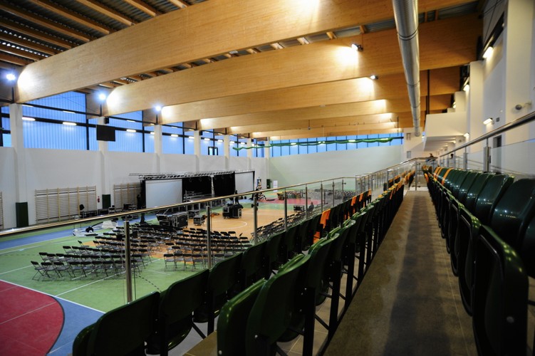 Centrum to połączone szkoły gimnazjum i szkoły podstawowej, jednak uczniowie mają różne szatnie i oddzielne wejścia do budynku. Część sportowo-rekreacyjna, sala audiowizualna i sala konferencyjna mają być dostępne także dla dorosłych mieszkańców gminy.