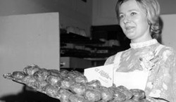 Tłusty czwartek w PRL. Gdzie "rzucili" pączki? Kolejki i surowce zastępcze [FOTO]