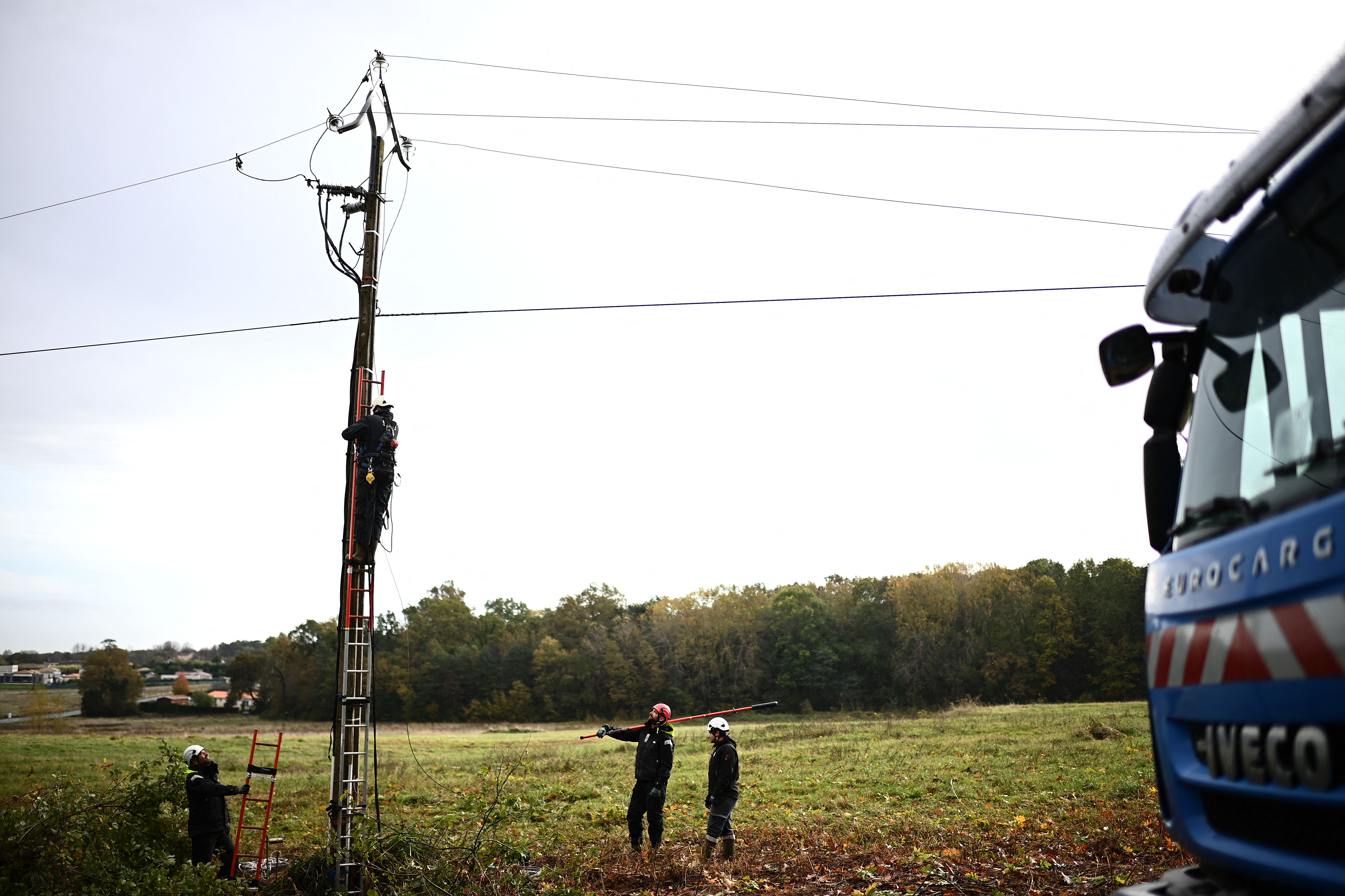 Tempęte Nils : 900 000 foyers toujours sans électricité, Enedis double ses équipes