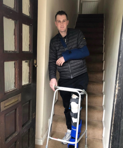 Všetky problémy sa začali po nehode na motorke.