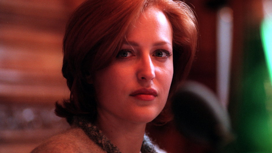 Gillian Anderson na planie serialu "Z archiwum X" w 1999 r.