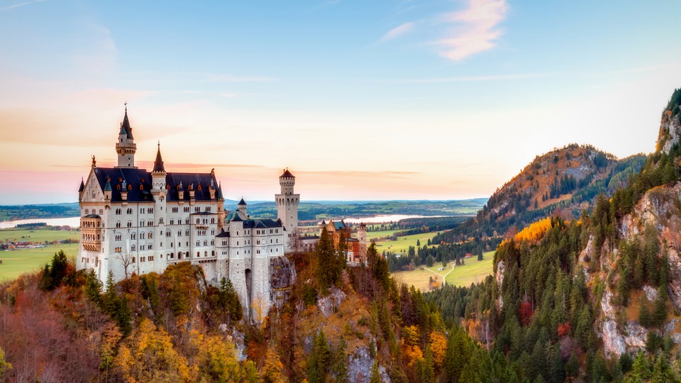 Zamek Neuschwanstein jesienią, Bawaria, Niemcy