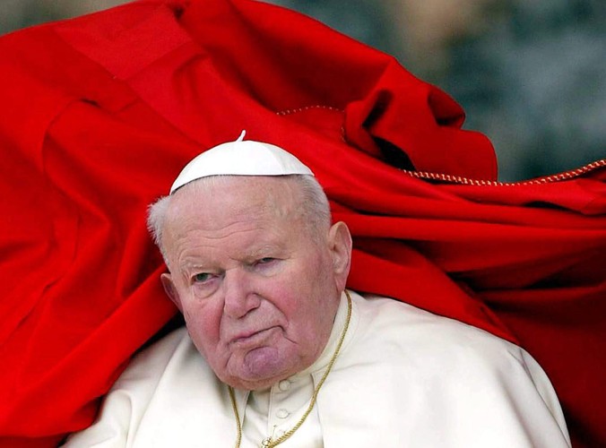 Papież Jan Paweł II sfotografowany 24 marca 2004 roku podczas audiencji generalnej w Watykanie