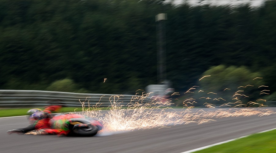 Stefan Bradl wyłożył się na torze tak, że aż iskry poszły. Niemiec zaliczył upadek przed GP Austrii