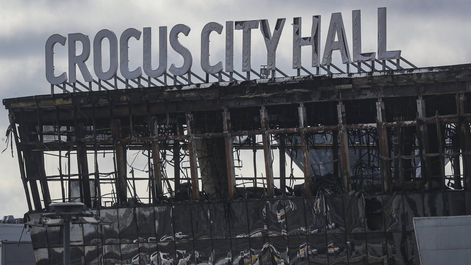 Spalona fasada centrum handlowego, w którym doszło do zamachu.