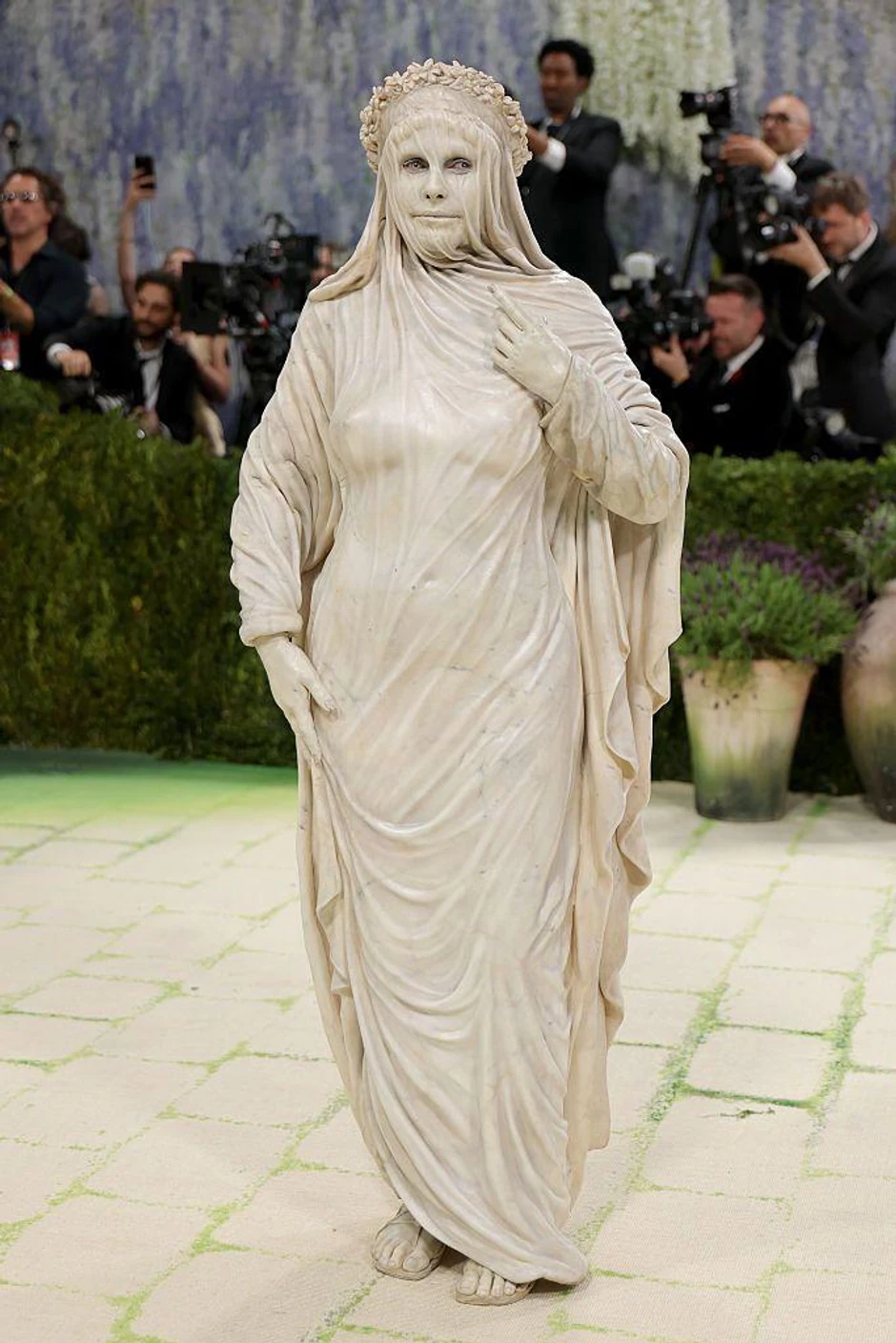 Hajdi Klum se pojavila odevena kao mermerna statua, sa velom preko lica | Foto: REUTERS/Daniel Cole