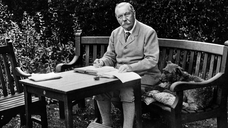 Sir Arthur Conan Doyle podczas pracy w swoim ogrodzie w Bignell Wood, New Forest (1927 r.)