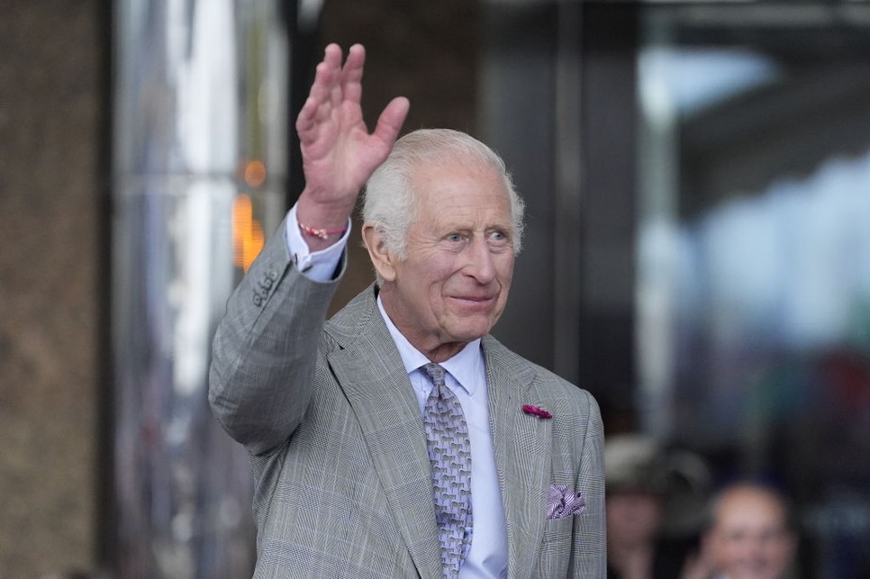 Károly király a Csatorna-szigeteken tett látogatása alkalmával villantotta meg a különleges kiegészítőt