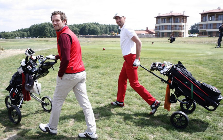 Mariusz Czerkawski i Jerzy Dudek na polu golfowym w Sobieniach Królewskich