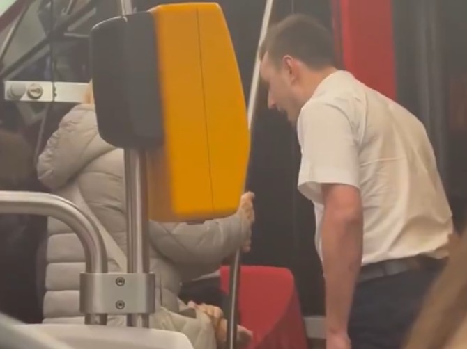 Vozač tramvaja uralo na deku i malo dete, izbacio ih iz prevoza zbog bizarnog razloga