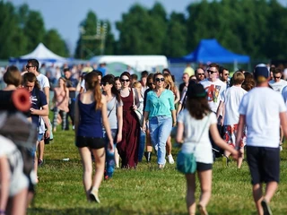 Publiczność zbiera się na gdyńskim lotnisku Kosakowo, w pierwszym dniu Open'er Festival