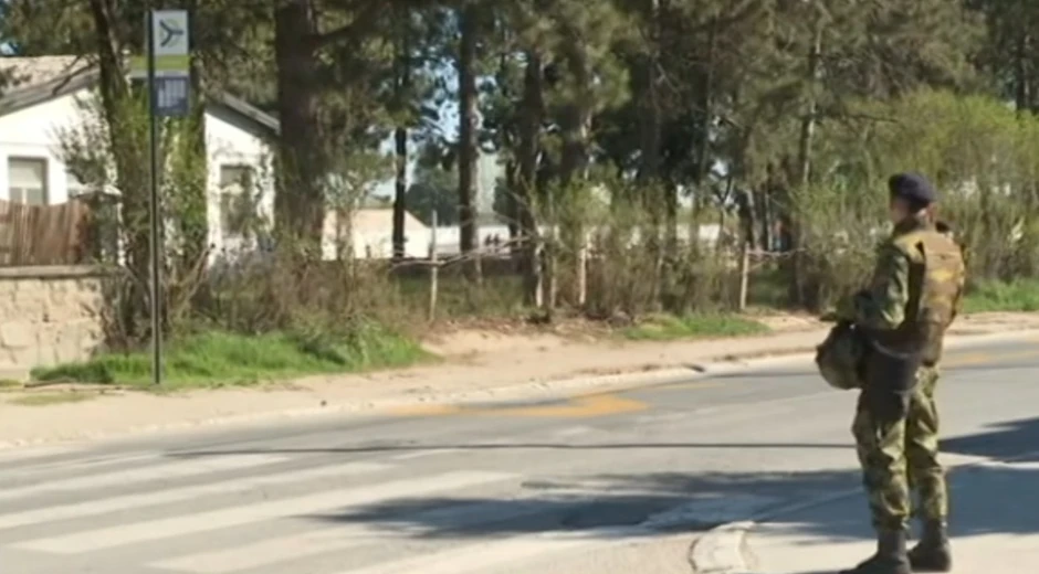 Pripadnici Vojske Srbije ispred kasarne u Obrenovcu