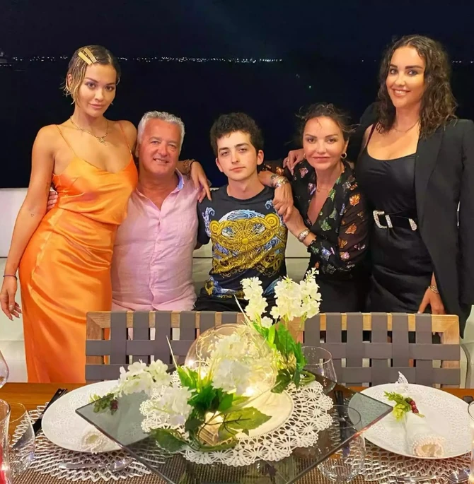 Rita Ora sa roditeljima, bratom i sestrom