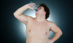 Nietypowe skutki picia wody z plastikowych butelek. Naukowcy ostrzegają
