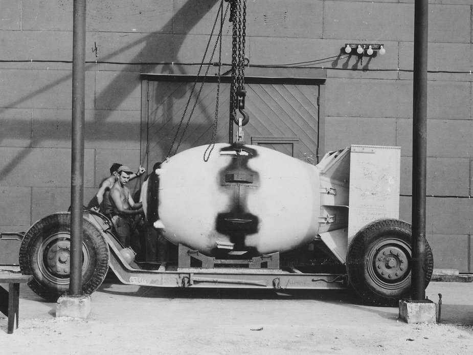 Bomba atomowa „Fat Man” podczas przygotowania do załadunku