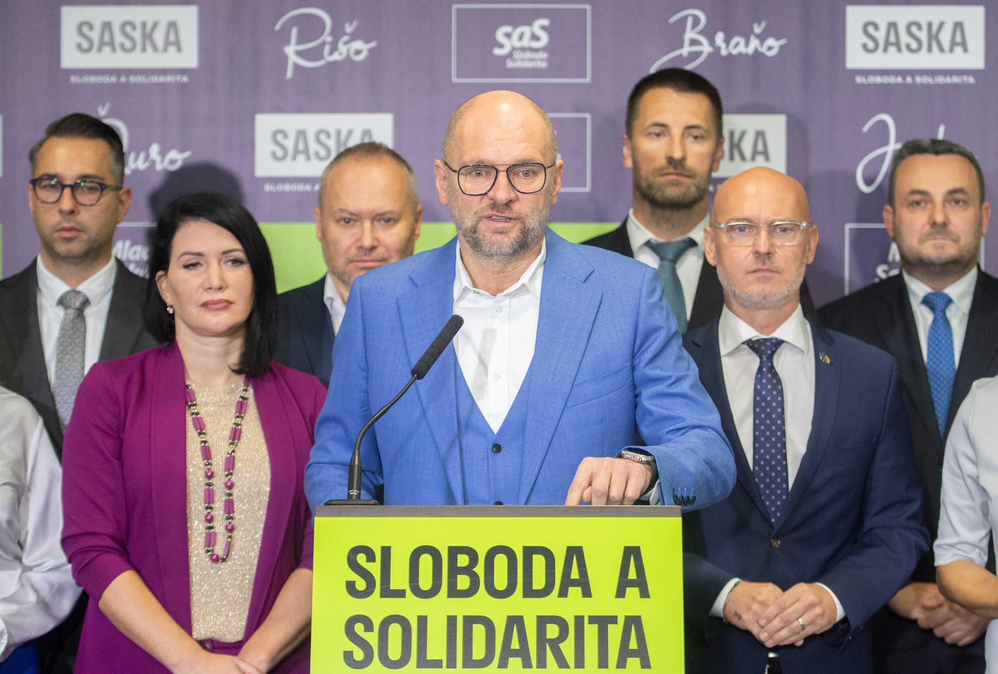 Uprostred predseda politickej strany Sloboda a Solidarita (SaS) Richard Sulík počas tlačovej konferencie.