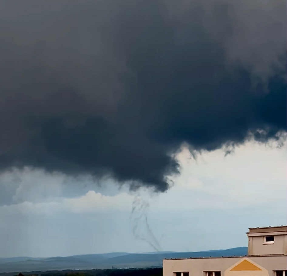 Na hraniciach medzi Českom a Slovenskom sa vyskytlo slabšie tornádo. 