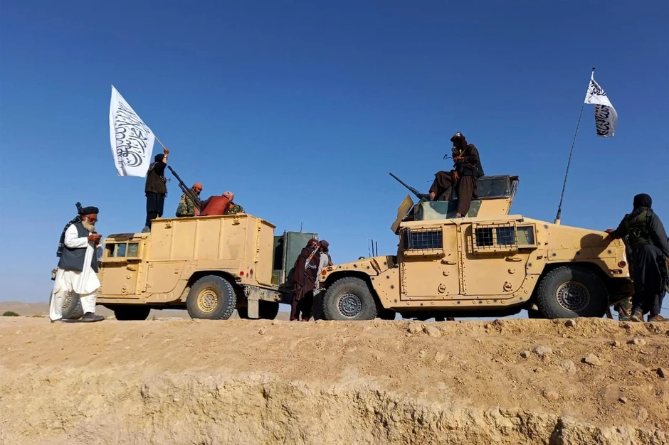 Talibani u zaplenjenim vojnim vozilima