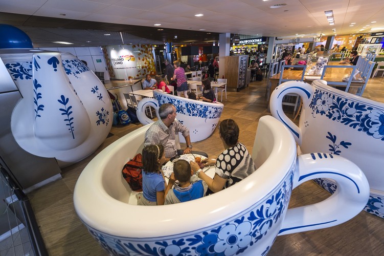 Lotnisko Schiphol w Amsterdamie jest już znane ze swojej jakości. W tym roku jednak amsterdamski port lotniczy zanotował spadek z pierwszego miejsca na szóste. Choć lotnisko to jest chwalone za doskonały rozkład, łatwość poruszania się, obecność muzeum, biblioteki, kasyna, strefy relaksu, prysznice i darmowe Wi-Fi, to w ostatniej ankiecie pasażerowie skarżyli się na brak miejsc siedzących przy bramach,  coraz bardziej uciążliwe procedury bezpieczeństwa oraz długie dystanse do pokonania.  Na zdj. Lotnisko Schiphol w Amsterdamie