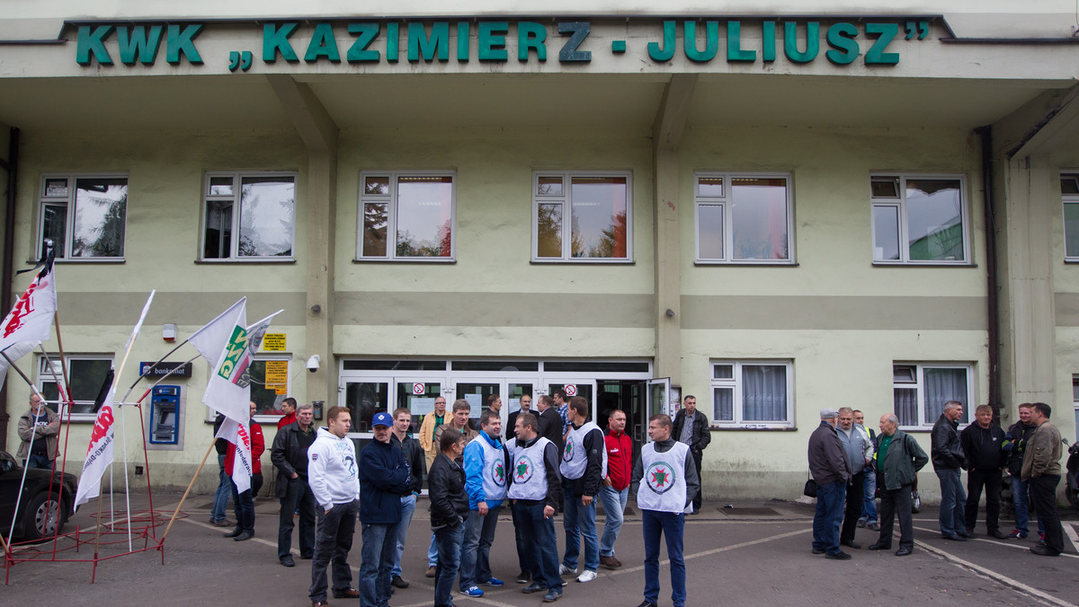 Ok. 150 górników kontynuuje dziś podziemny protest w przeznaczonej do likwidacji sosnowieckiej kopalni Kazimierz-Juliusz. Domagają się wypłaty zaległych wynagrodzeń, chcą też przedłużenia działania kopalni.