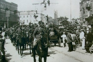 Defilada Wojska Polskiego na Chreszczatyku, Kijów, 9 maja 1920 r. (reprodukcja)