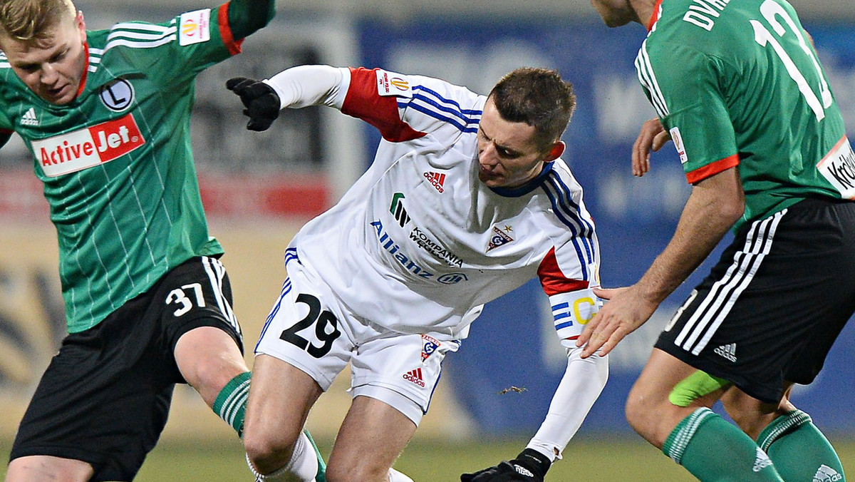 Kibice Górnika Zabrze zastanawiali się, kto jako pierwszy z trójki Mateusz Zachara – Prejuce Nakoulma – Paweł Olkowski zostanie wykupiony przez zachodni klub, a tymczasem w Zabrzu zjawiła się niespodziewanie chińska miliarderka Xiu Li Hawken, wyłożyła na stół pół miliona euro i wyciągnęła z drużyny Krzysztofa Mączyńskiego. Polak karierę będzie kontynuował w chińskim zespole Guizhou Renhe i przez trzy lata zarobi 1,5 miliona euro.